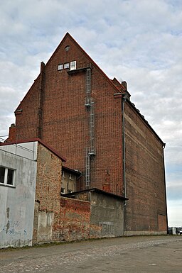 Stralsund, An der Fährbrücke 3, Silo V, Ecke Hafenstraße, Hof (2012-03-04), by Klugschnacker in Wikipedia