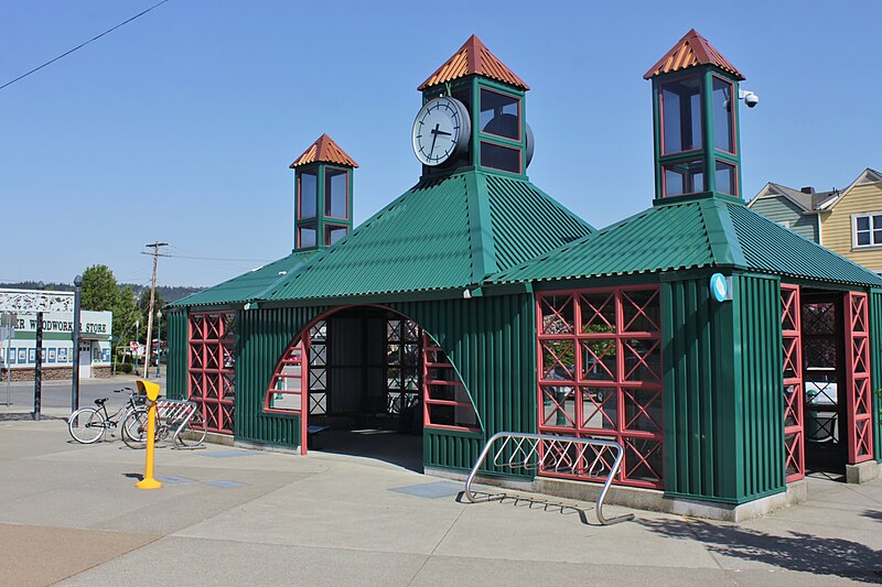File:Sumner station shelter and clocktower.jpg