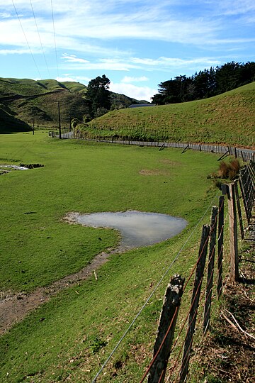 File:Takapu_Valley_looking_NE_on_a_clear_winters_afternoon_-_panoramio.jpg