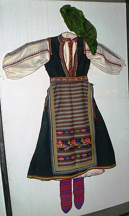 Traditionele vrouwenkleding uit het museum van het dorp Malka Zjeljazna