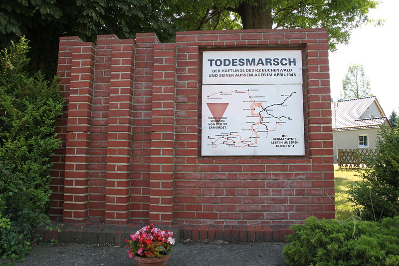 Datei:Todesmarsch-Mahnmal in Großschwabhausen 1.JPG