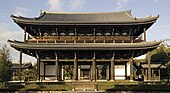 Le sanmon du Tōfuku-ji fait 5 ken de large.