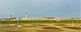 第1ターミナル全景と新旧の管制塔 手前はA滑走路と国際線の駐機場