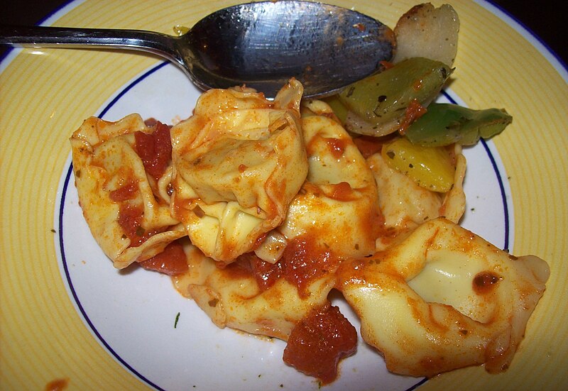 File:Tortelloni tomatosauce2.JPG