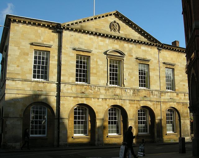 Stratford-upon-Avon Town Hall (built 1767), bearing the painted slogan, "God Save the King".