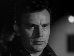 Pierre Cressoy elokuvassa Tradita (1954).