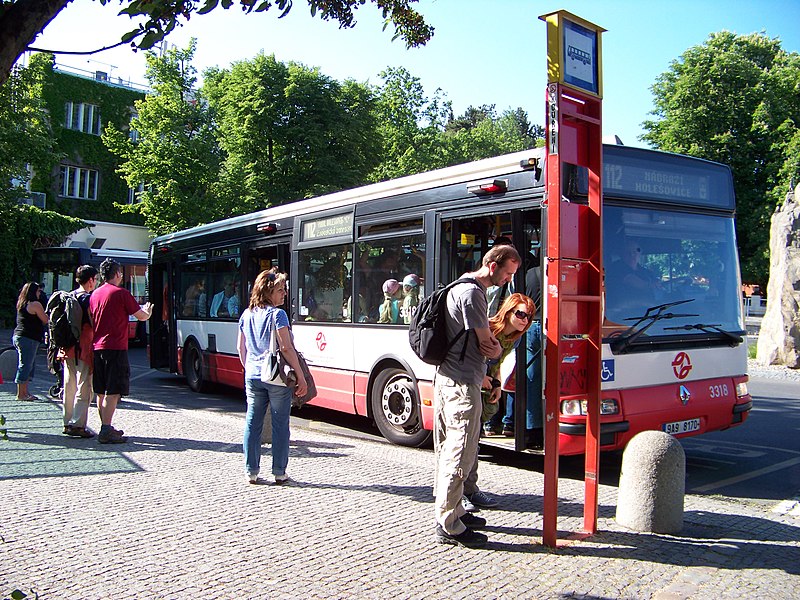 File:Troja, Zoologická zahrada, autobus 112 v nástupní zastávce.jpg