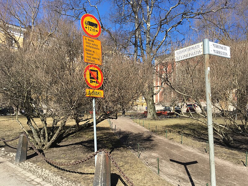 File:Truck warning signs and pole-mounted street signs (28808429918).jpg