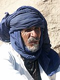 Հյուսիսային Աֆրիկայի տուարեգ ցեղի մարդը կրում է տագելմուստ կամ ինդիգոյով ներկված գլխափաթթոց։