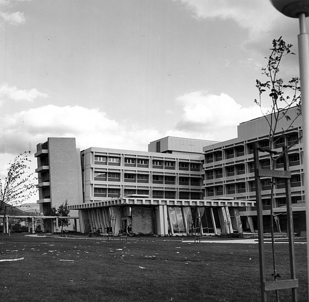 File:USGS - 1971 San Fernando earthquake - Olive View Hospital - Partially detached stairway.jpg