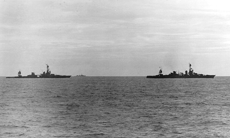 Archivo:USS Louisville (CA-28) tows USS Chicago (CA-29) during the Battle of Rennell Island on 30 January 1943.jpg