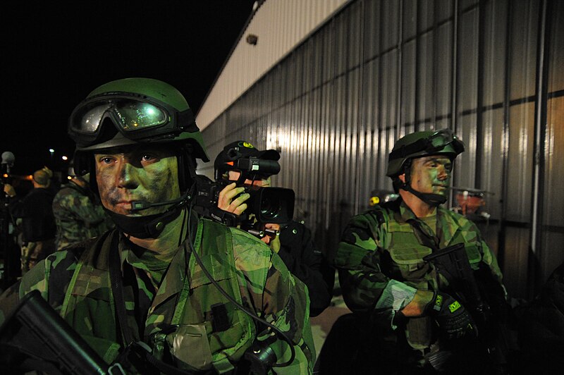 File:US Navy 080812-N-2959L-206 Thirteen West Coast-based Navy SEALs act in a scene for an upcoming episode of the Fox network television series.jpg