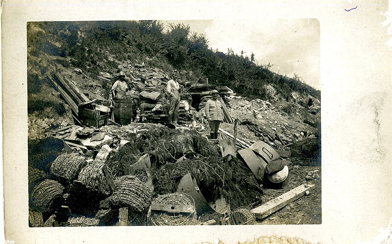 File:Un dépôt de munitions et de matériel du 206e RI, photographié par Georges Pissard.jpg