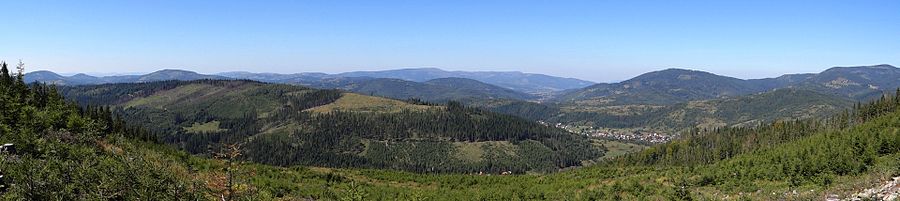 Panorama widokowa z grzbietu Muńcuła. Na pierwszym planie dolina Danielki i grzbiet Urówki. Po prawej stronie Ujsoły