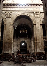 Alzado de un tramo de la nave central, con los grandes pilares de 13 pies de lado y las pilastras adosadas que sujetan el gran entablamento. Al fondo se ve el cierre de las naves laterales, con las capillas hornacinas con su pequeño óculo de luz.