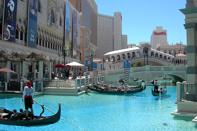 Image: Venetian Hotel   Lago artificiale con gondole   Las Vegas   agosto 2011