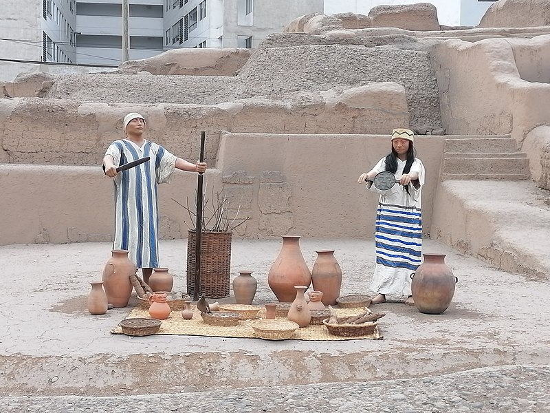 File:Vestimentas y vasijas Ychma Huaca La Merced.jpg