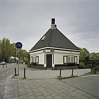Politiepost, voormalig: Vierkant houten politiebureau met tentdak - Buiksloterweg 9b, Amsterdam-Noord.
