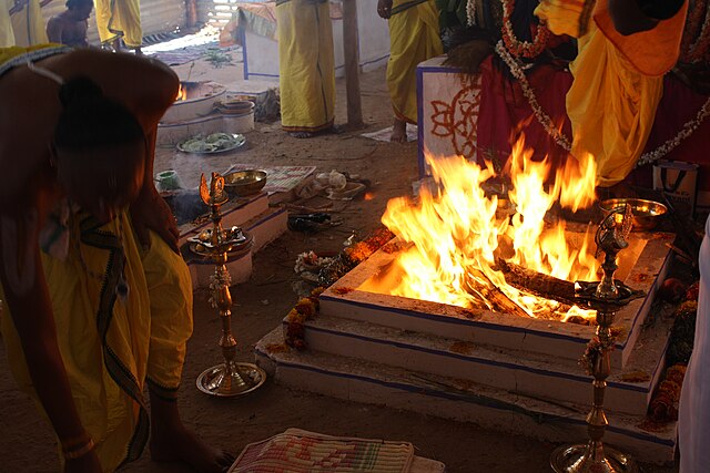 Priests performing Vedic yajña at Vishnu Kunda in Thirumakudalu Narasipura
