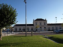 Photographie de la façade de la gare SNCF de Vitry-le-François et de son parking.