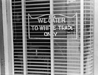 Nápis na restauraci: "We Cater to White Trade only." (Obsluhujeme pouze bílé.), Lancaster, Ohio, srpen 1938