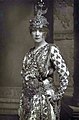 テオドラ皇后に扮するサラ・ベルナール。ウィリアム・ダウニー（英語版）撮影、1900年。