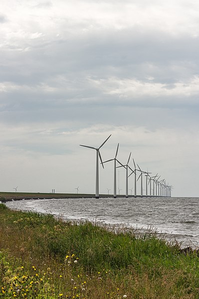 File:Windmolenpark in het IJsselmeer 30-06-2019. (d.j.b). 06.jpg