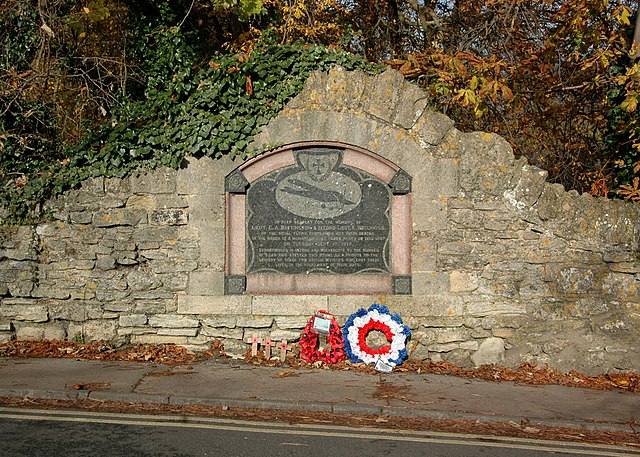 Monument in Wolvercote, Oxfordshire to Lieutenants Edward Hotchkiss and Claude Bettington, killed in a Bristol Coanda crash in 1912