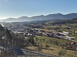 Vue panoramique sur Zreče depuis une colline voisine