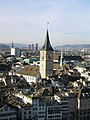 Deutsch: St. Peter in Zürich inmitten der Innenstadt; Blick von Grossmünster