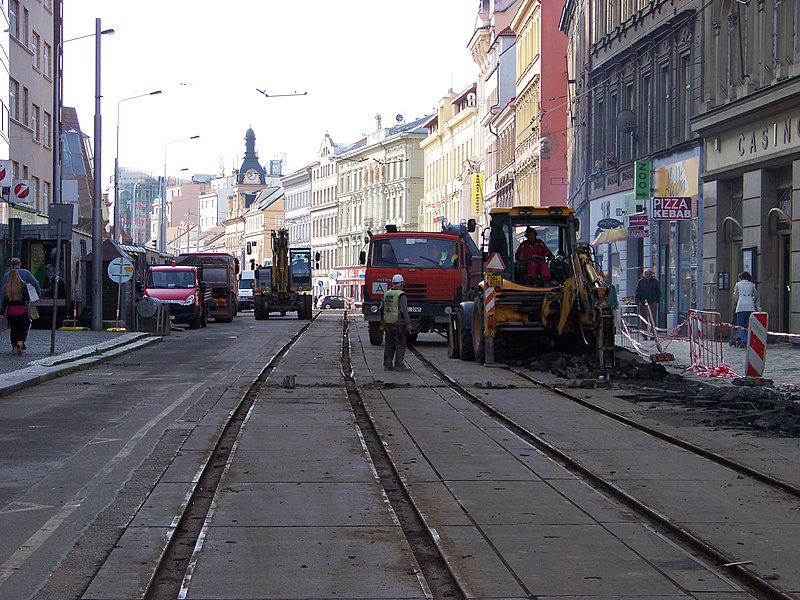 File:Štefánikova, rekonstrukce TT, od Arbesova náměstí ke Kartouzské.jpg