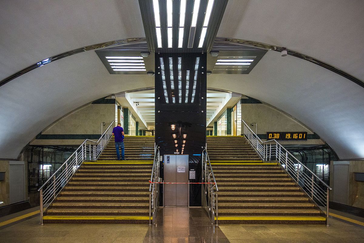 Станция поставь. Станция Васильковская Киевское метро. Метро Васильковская Киев. Станция метро Васильковская Киев. Киевское метро ступени.