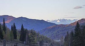 Cime della cresta Terektinsky.  Vista da nord dal villaggio di Barkhatovo, distretto di Ongudaisky