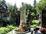 Могила, в которой похоронен Хрюкин Тимофей Тимофеевич (1910-1953), лётчик, генерал-полковник авиации, дважды Герой Советского Союза