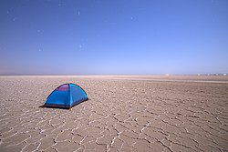 نمایی شبانه از دریاچه نمک حوض سلطان قم