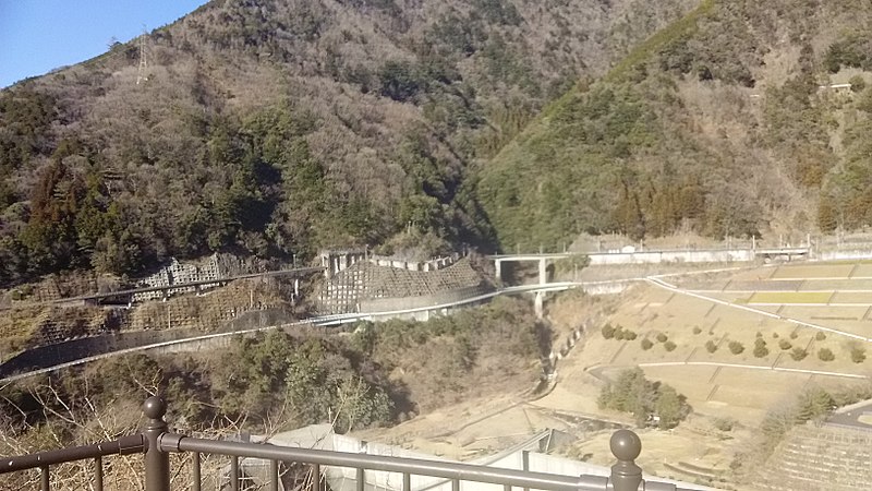 File:長島ダム付近、長島ダム駅周辺.jpg