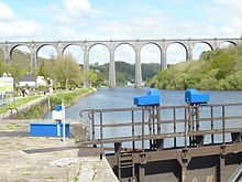 Le viaduc ferroviaire de la ligne Landerneau-Quimper vu depuis l'écluse de Guily-Glaz (en Port-Launay)