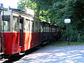 Tram bij de ingang van de grotten