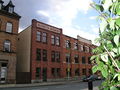 eh. Industrieofenfabrik in der Bahnhofstraße, moderner Anbau (links) an das historische Gebäude