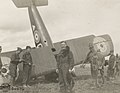 Lt. Elliott W. Springs von der 148th American Aero Squadron nach einer Bruchlandung mit seiner Camel