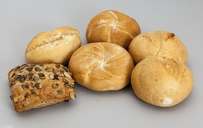 圖為五種截然不同、於維也納市面有售的麵包。（後排）普通麵包、來自格拉德沃爾麵包店的有機全麥麵包；（前排）南瓜籽麵包、來自Mann麵包店的「麵包機」與雙圓麵包。