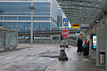 English: Bus stop at terminal 2 Suomi: Linja-autopysäkki terminaalin 2 edustalla