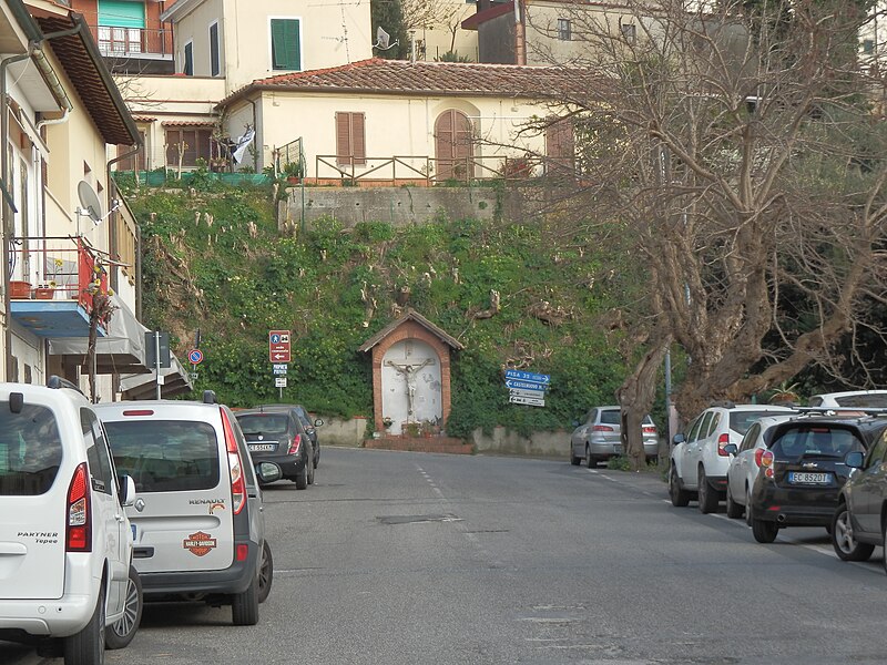 File:19-03-16 Rosignano Croce via E. De Nicola incrocio con via L. Longo.jpg