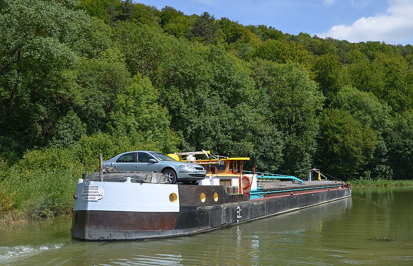 2012 août 0415 Péniche sur le canal pres de Foulain.jpg