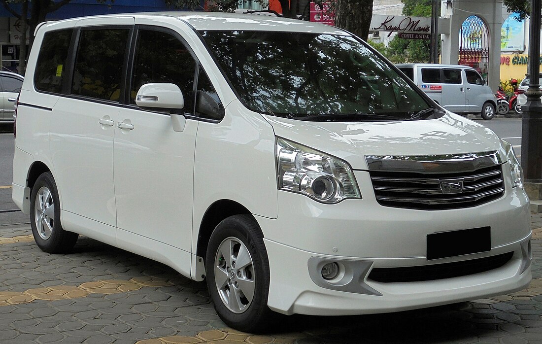 File:2013 Toyota NAV1 V 2.0 ZRR70R (20211006).jpg