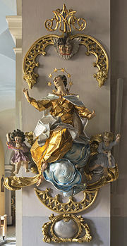 Sculpture sur bois représentant l'Assomption de la Vierge (1693-1707), dans l'église de l'Assomption de Tarnobrzeg, en Pologne. (définition réelle 2 569 × 4 976)