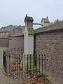 La tombe aux mains : un couple, de religions différentes, n’ayant pu être enterrés dans la même partie du cimetière, séparé par un mur, dont les mains se tiennent, pour l'éternité, au-dessus du mur à Ruremonde (NL).