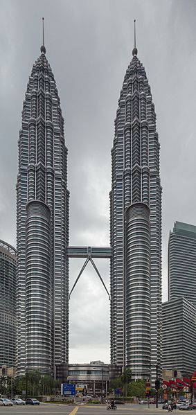 File:2016 Kuala Lumpur, Petronas Towers (10).jpg