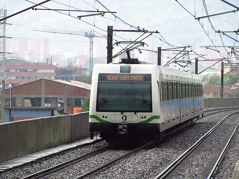 File:2018 Medellín Tren del metro con dirección San Antonio.jpg