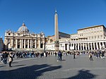 Vista da Basílica de São Pedro (esquerda), do Obelisco (centro) e do Palácio Apostólico (direita) na Praça de São Pedro, no Vaticano.